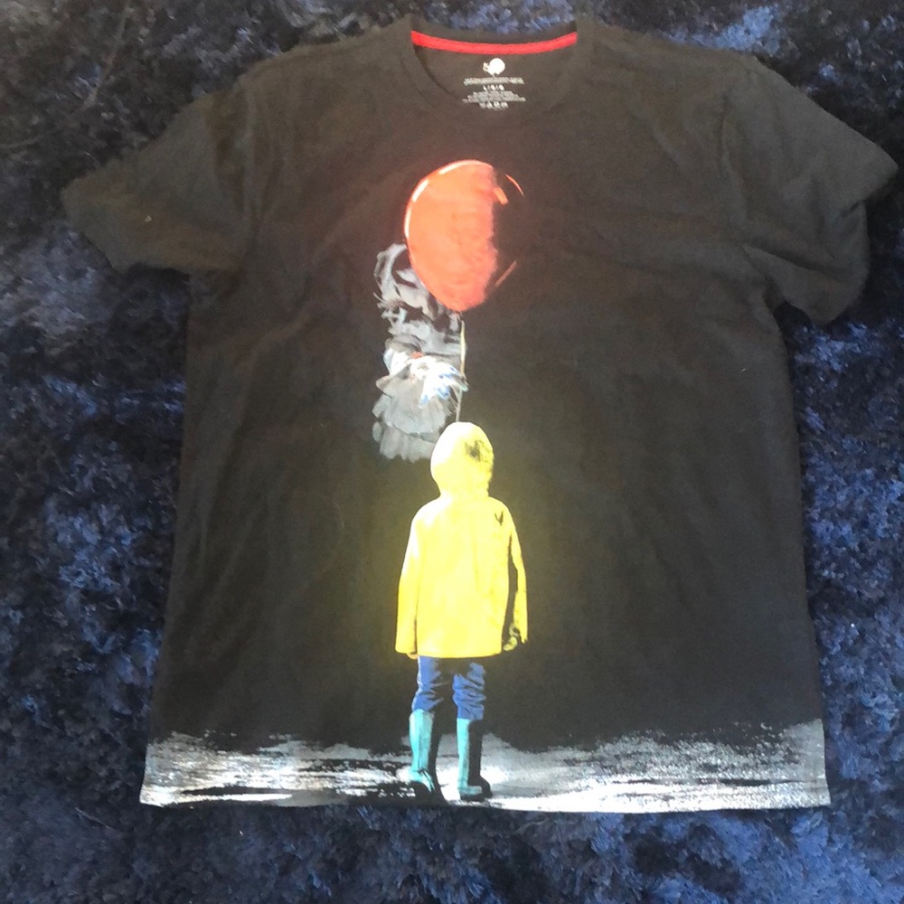 🤑3/$15🤑 Pennywise T-Shirt (You hold the balloon and IT will show you the way)